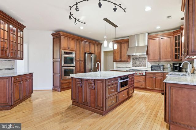 4 SUNRISE DR, Doylestown, PA 18901