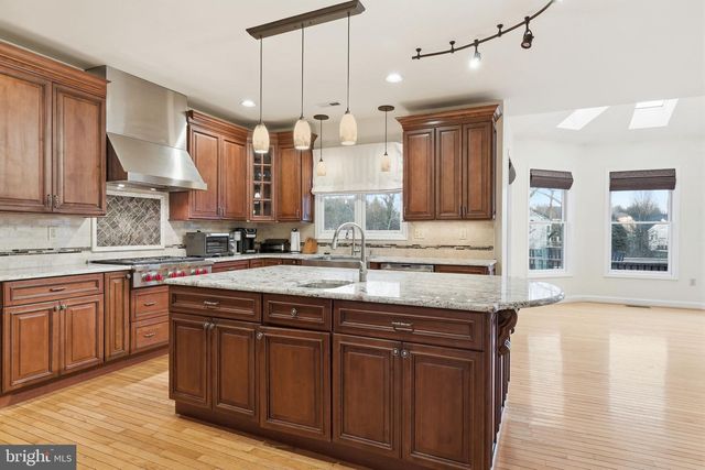 4 SUNRISE DR, Doylestown, PA 18901