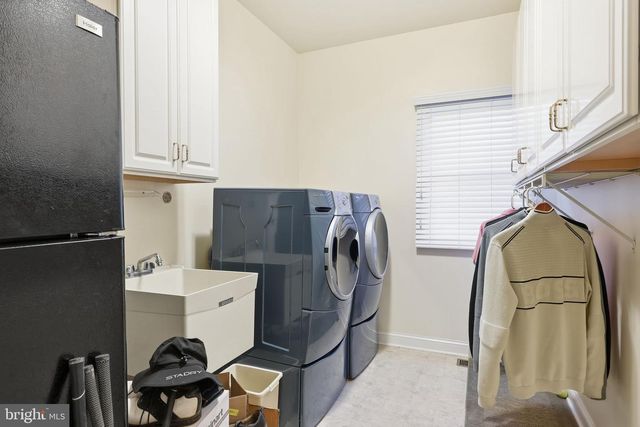 4 SUNRISE DR, Doylestown, PA 18901