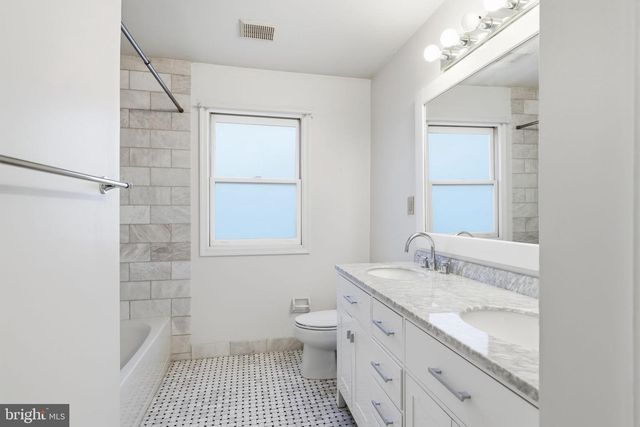 4 SUNRISE DR, Doylestown, PA 18901