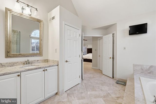 4 SUNRISE DR, Doylestown, PA 18901