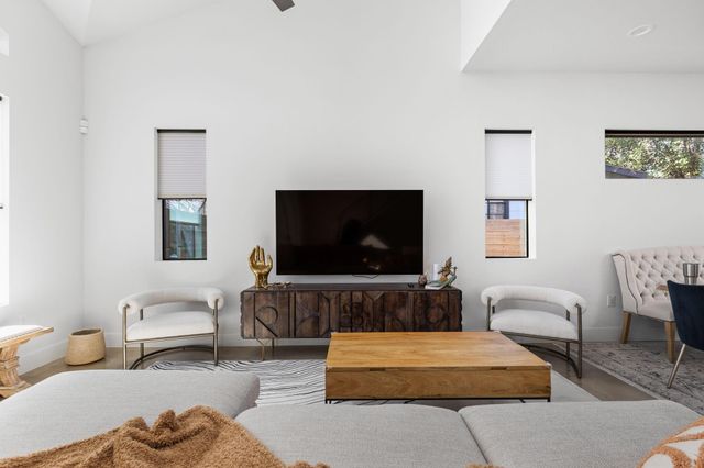 608 Hammack DR 1, Austin, TX 78752