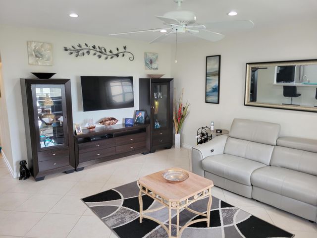 662 Burgundy N, Delray Beach, FL 33484