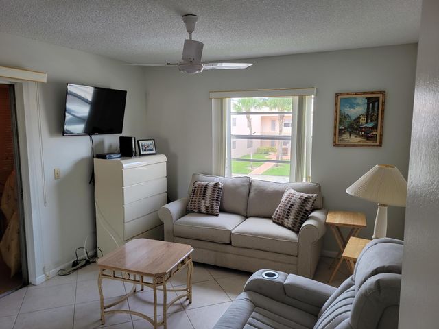 662 Burgundy N, Delray Beach, FL 33484