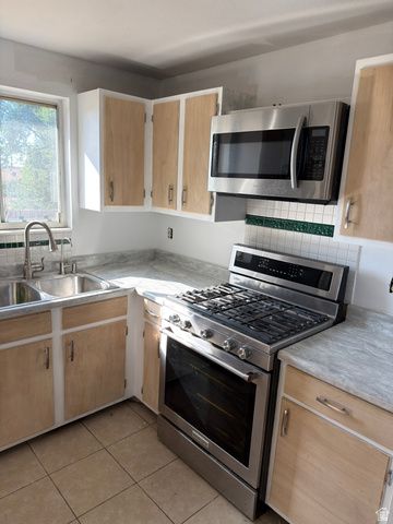 9434 S S TURNPIKE LN LN, Sandy, UT 84070