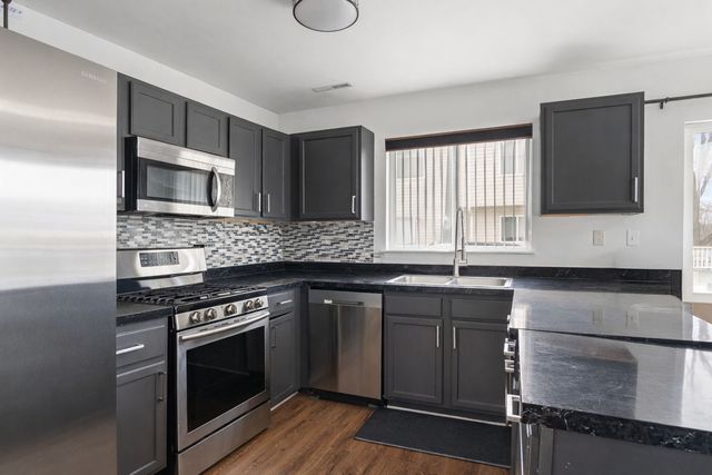 111 Hidden Creek Lane, North Aurora, IL 60542