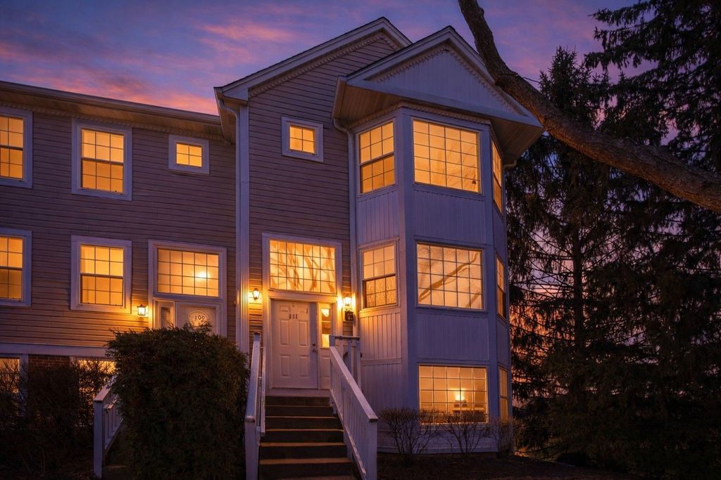 111 Hidden Creek Lane, North Aurora, IL 60542