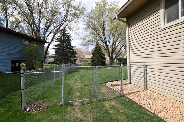 10556 104th Avenue N, Maple Grove, MN 55369