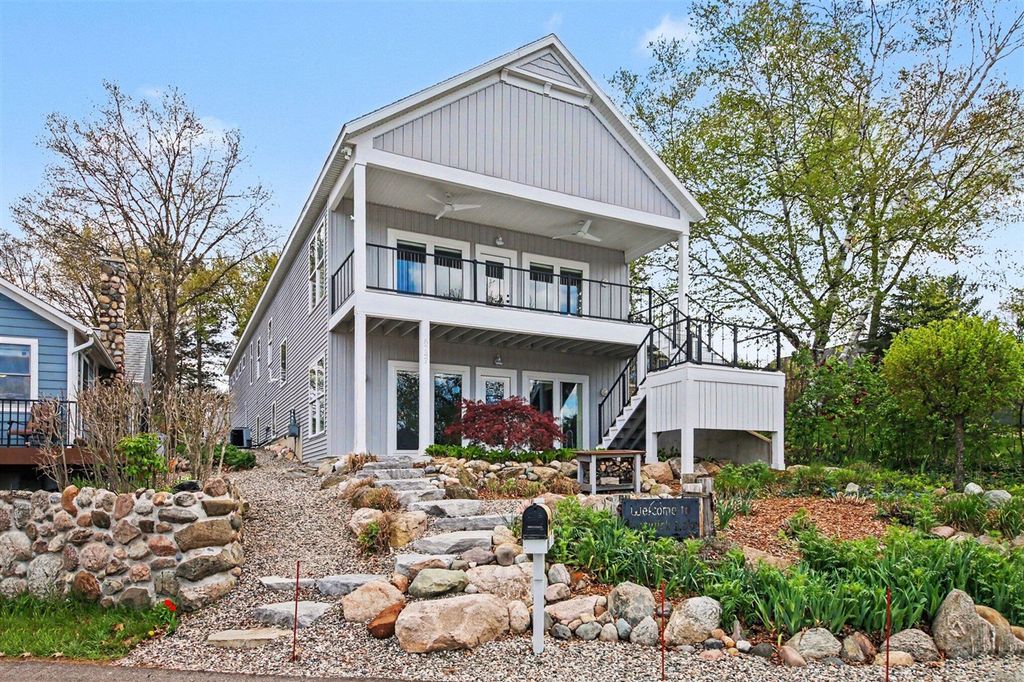 6747 Kitson Drive, Rockford, MI 49341