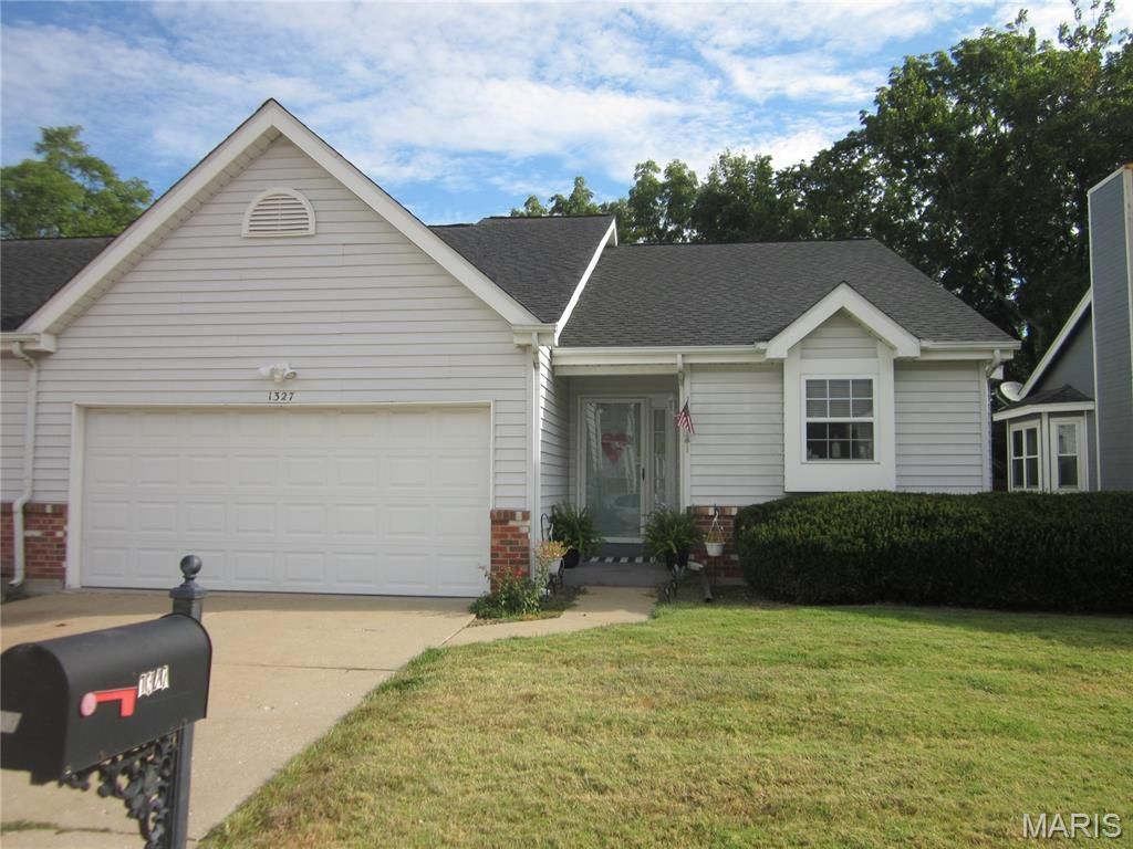 1327 Eagles Way Court, Hazelwood, MO 63042
