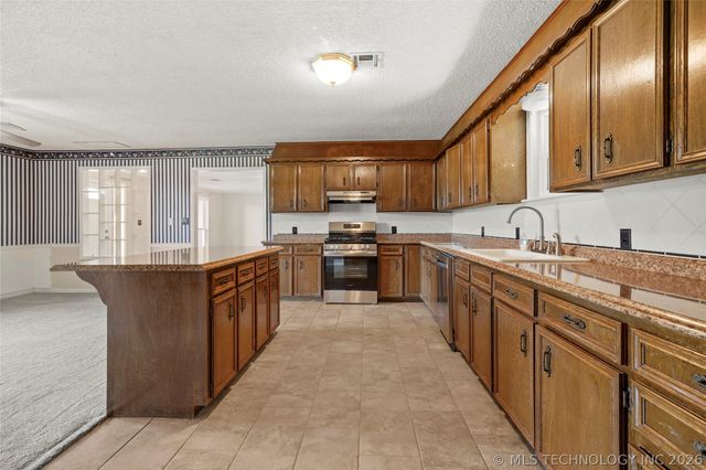 27208 E 41st Street S, Broken Arrow, OK 74014