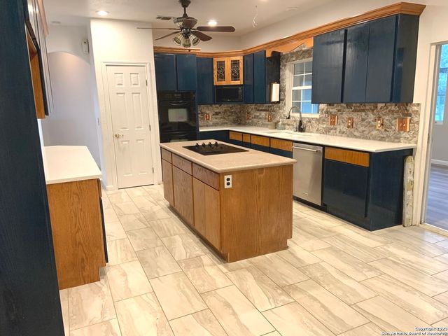 930 COUNTY ROAD 2720, Mico, TX 78056