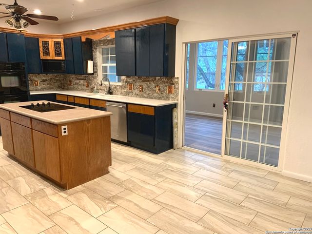 930 COUNTY ROAD 2720, Mico, TX 78056