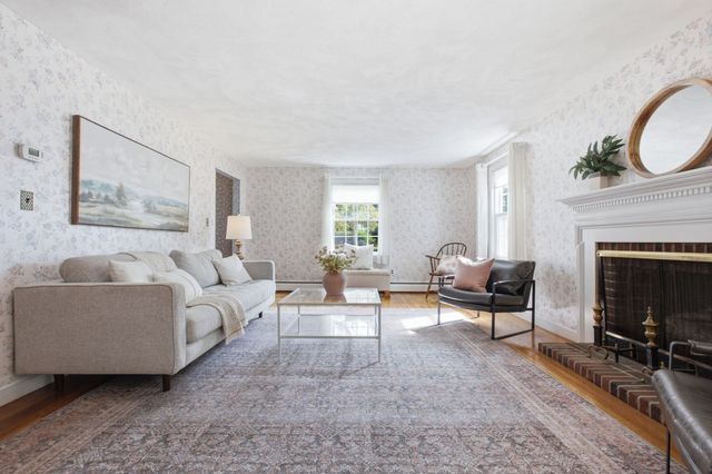 10 Red Gate Ln, Reading, MA 01867