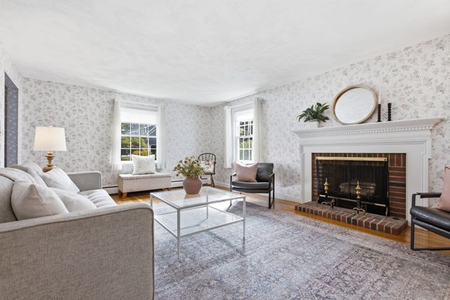 10 Red Gate Ln, Reading, MA 01867