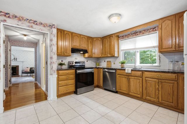 10 Red Gate Ln, Reading, MA 01867