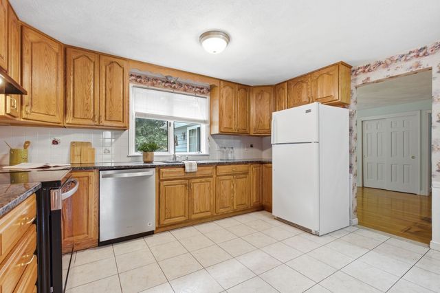 10 Red Gate Ln, Reading, MA 01867