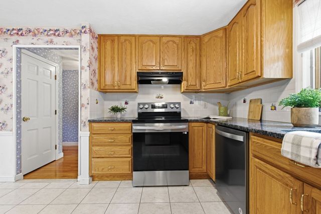 10 Red Gate Ln, Reading, MA 01867