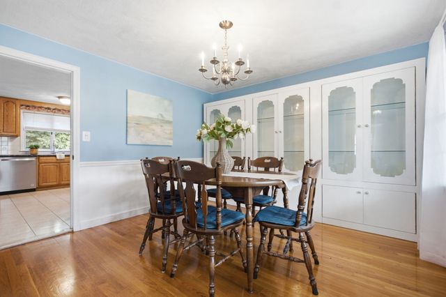 10 Red Gate Ln, Reading, MA 01867