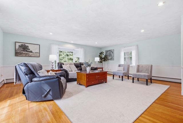 10 Red Gate Ln, Reading, MA 01867