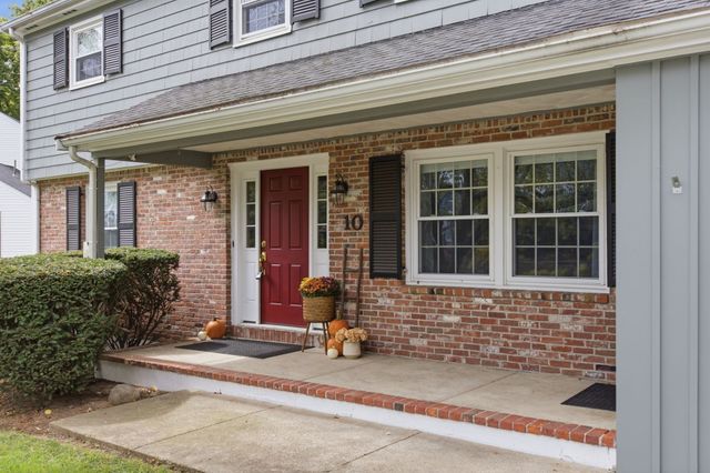 10 Red Gate Ln, Reading, MA 01867