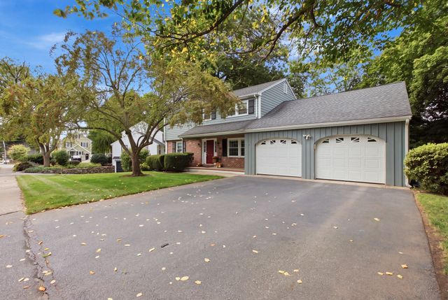 10 Red Gate Ln, Reading, MA 01867