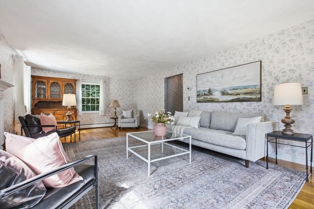10 Red Gate Ln, Reading, MA 01867