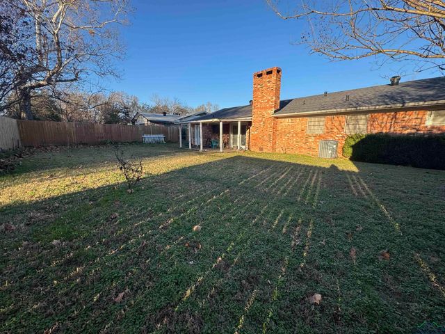 1039 Chevy Chase St, Gladewater, TX 75647