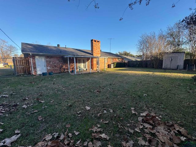 1039 Chevy Chase St, Gladewater, TX 75647