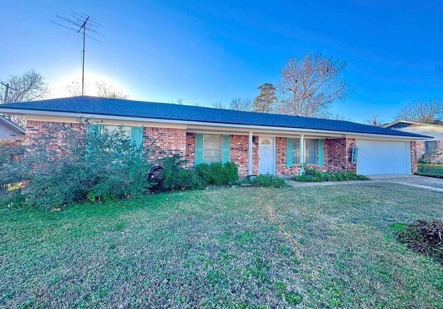 1039 Chevy Chase St, Gladewater, TX 75647