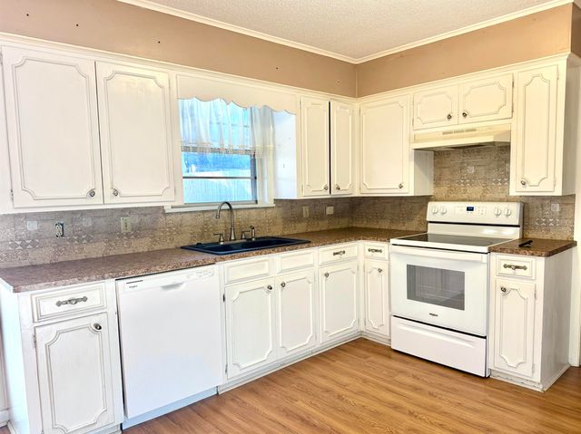 1039 Chevy Chase St, Gladewater, TX 75647