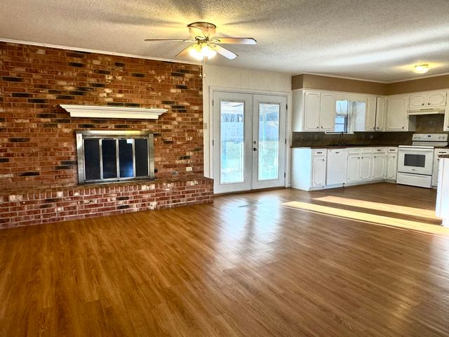 1039 Chevy Chase St, Gladewater, TX 75647