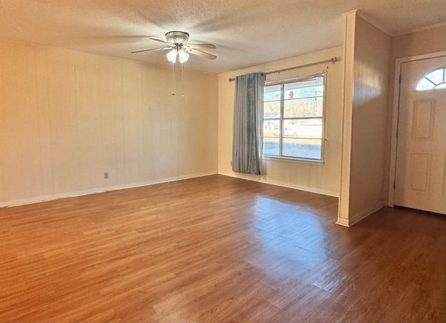 1039 Chevy Chase St, Gladewater, TX 75647