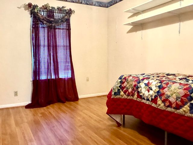 1039 Chevy Chase St, Gladewater, TX 75647