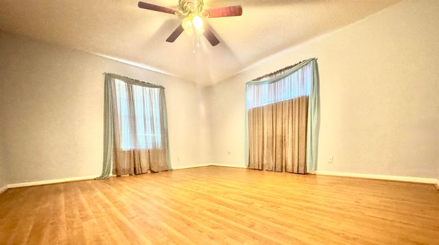 1039 Chevy Chase St, Gladewater, TX 75647