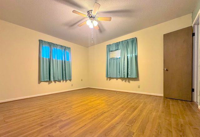 1039 Chevy Chase St, Gladewater, TX 75647