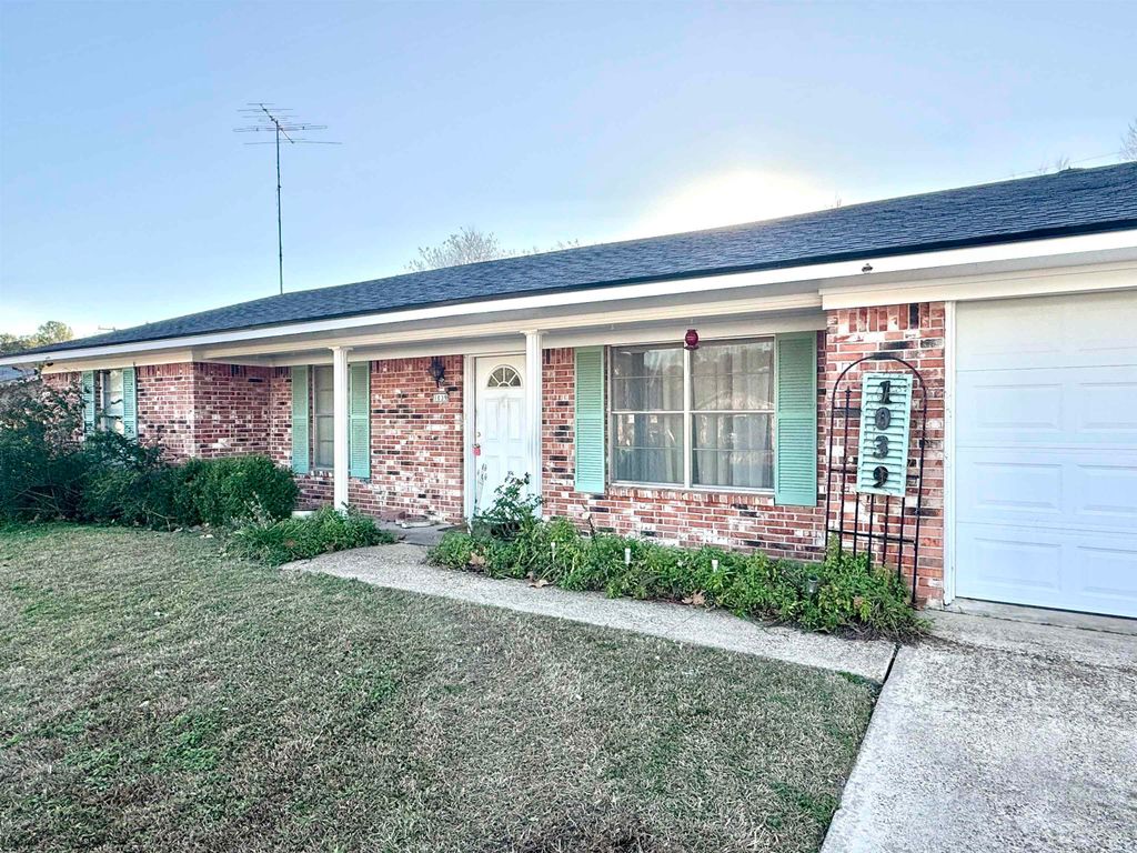 1039 Chevy Chase St, Gladewater, TX 75647