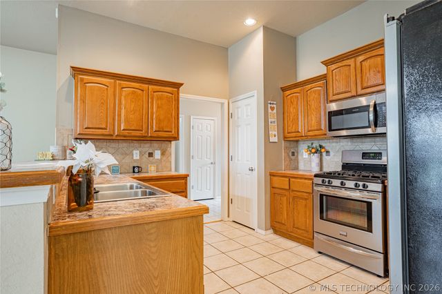 12129 N 108th Avenue E, Collinsville, OK 74021