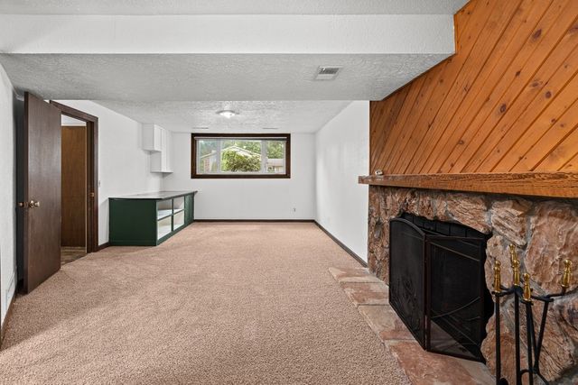 2510 E Crest Avenue, Bettendorf, IA 52722