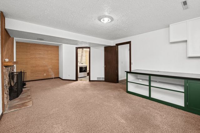 2510 E Crest Avenue, Bettendorf, IA 52722