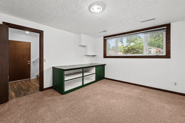 2510 E Crest Avenue, Bettendorf, IA 52722