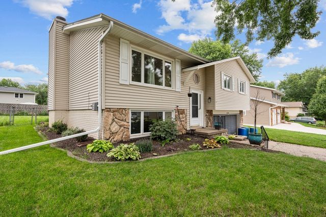 2510 E Crest Avenue, Bettendorf, IA 52722