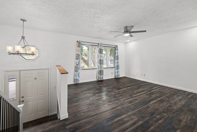2510 E Crest Avenue, Bettendorf, IA 52722