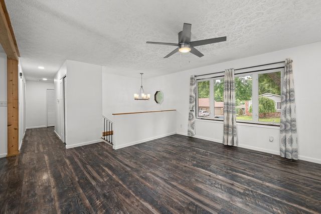 2510 E Crest Avenue, Bettendorf, IA 52722