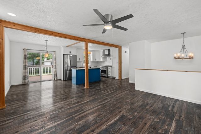 2510 E Crest Avenue, Bettendorf, IA 52722