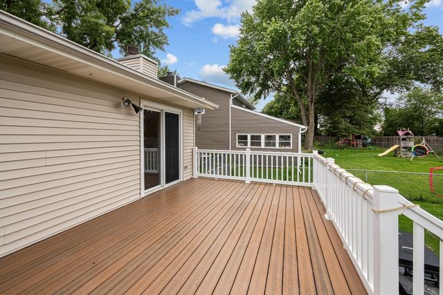 2510 E Crest Avenue, Bettendorf, IA 52722