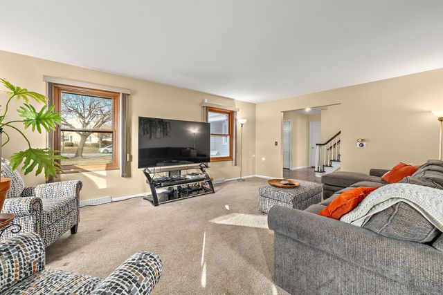 669 E Carpenter Drive, Palatine, IL 60074