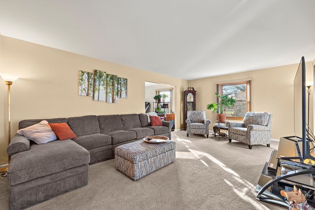 669 E Carpenter Drive, Palatine, IL 60074