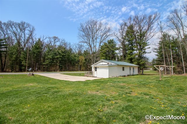 7890 N Maple Hill Road, Howard City, MI 49329