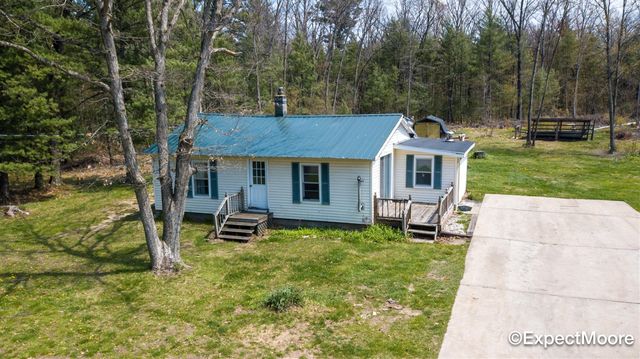 7890 N Maple Hill Road, Howard City, MI 49329